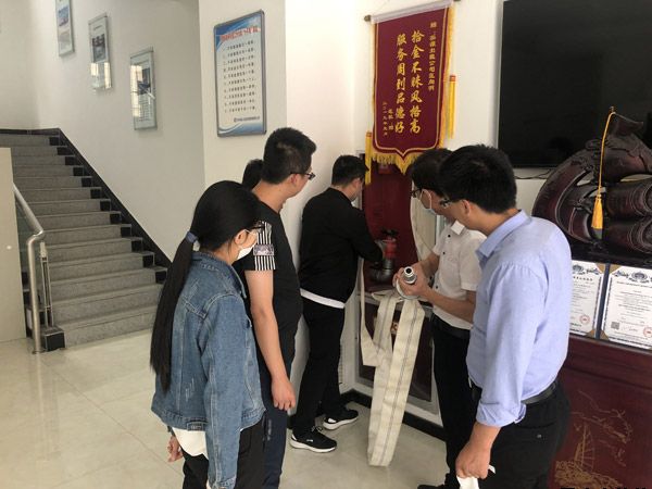 泓源新能源公司、出租車(chē)公司聯(lián)合開(kāi)展消防安全演練(圖2)