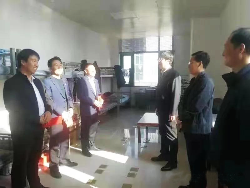 工業(yè)園區管委會(huì )、泓源公司慰問(wèn)園區機關(guān)保安門(mén)衛等一線(xiàn)人員(圖2)