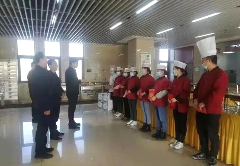 工業(yè)園區管委會(huì )、泓源公司慰問(wèn)園區機關(guān)保安門(mén)衛等一線(xiàn)人員(圖3)