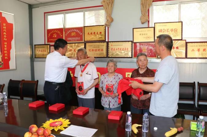 走訪慰問老黨員 深入實際學(xué)黨史—— 市政府國資委慰問泓源公司老黨員、困難黨員(圖2)