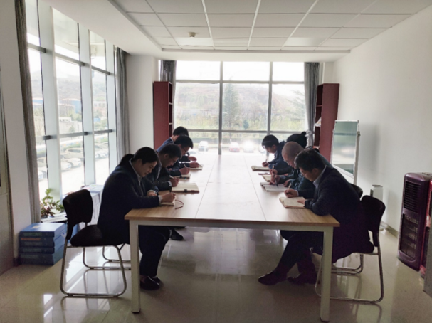 市產(chǎn)投集團平煤機公司組織開(kāi)展集體學(xué)習(圖1)