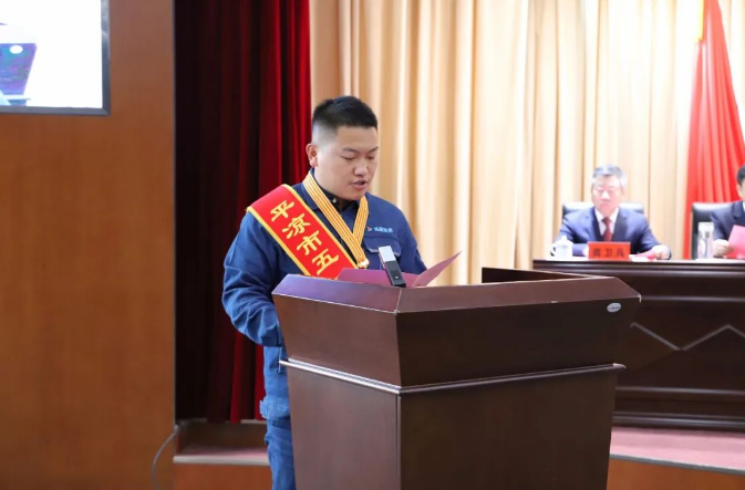 喜報！市產(chǎn)投集團員工楊李榮獲2022年平?jīng)鍪形逡粍趧?dòng)獎?wù)?圖2)